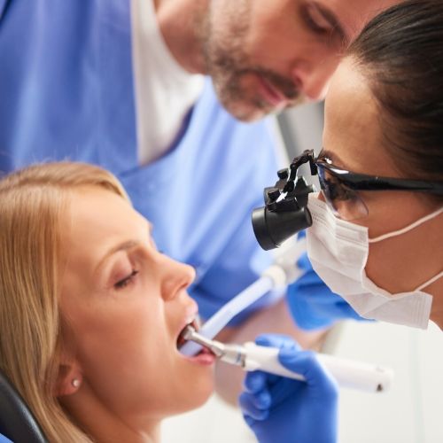 implantes dentales en clínica